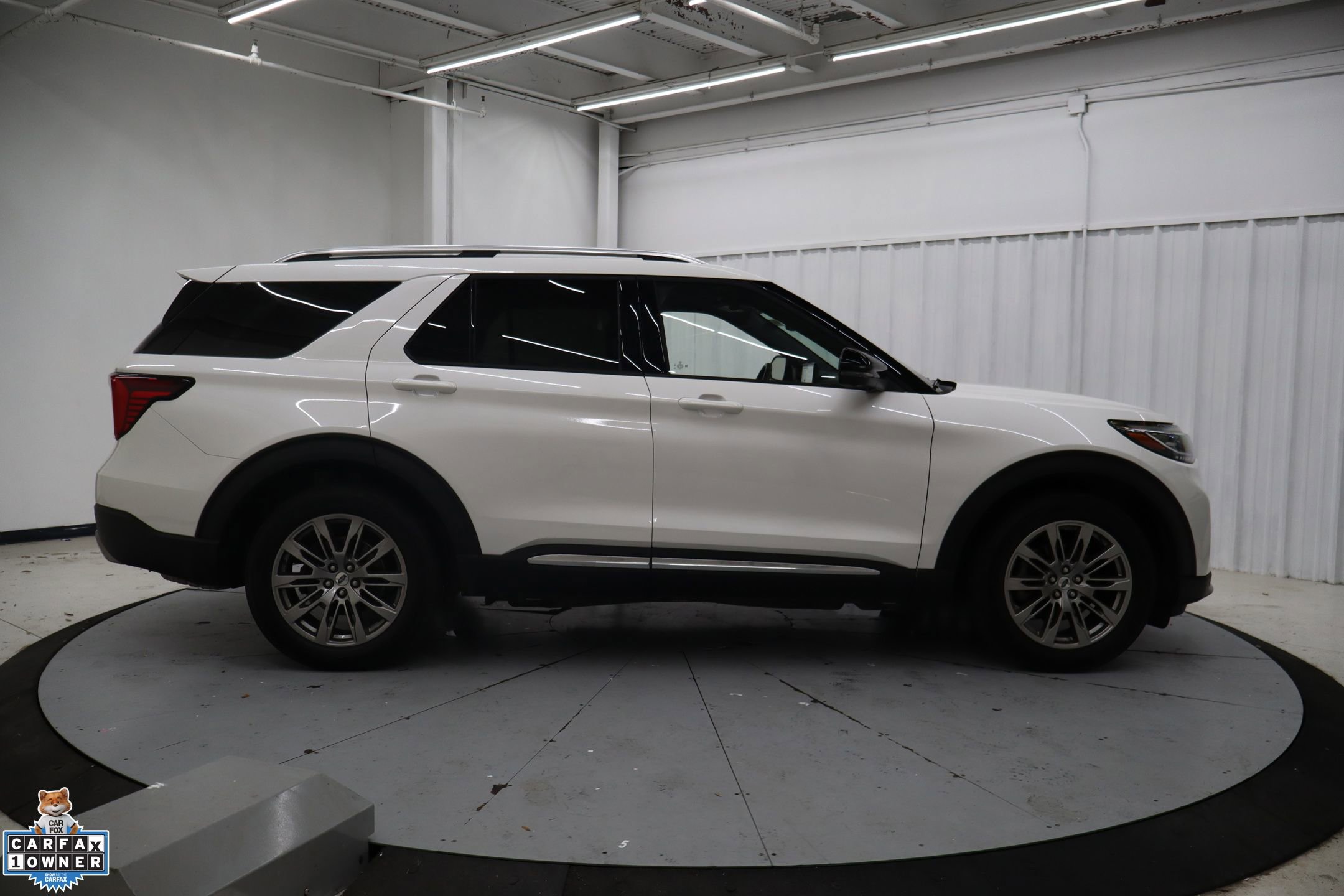 Used 2025 Ford Explorer Platinum image 2