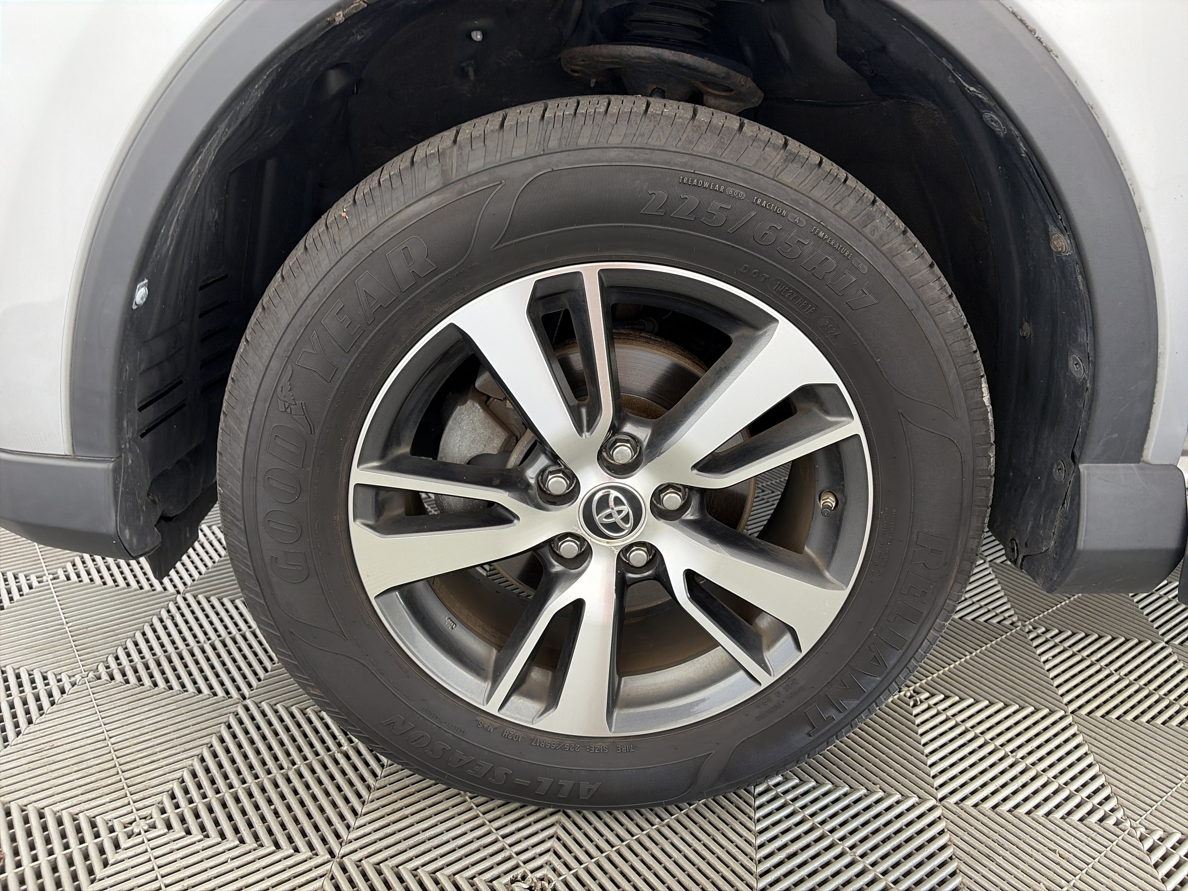 Used 2018 Toyota RAV4 XLE FWD image 13