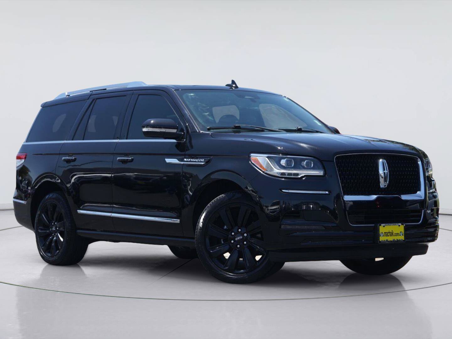 Used 2023 Lincoln Navigator Reserve AWD/4WD image 2