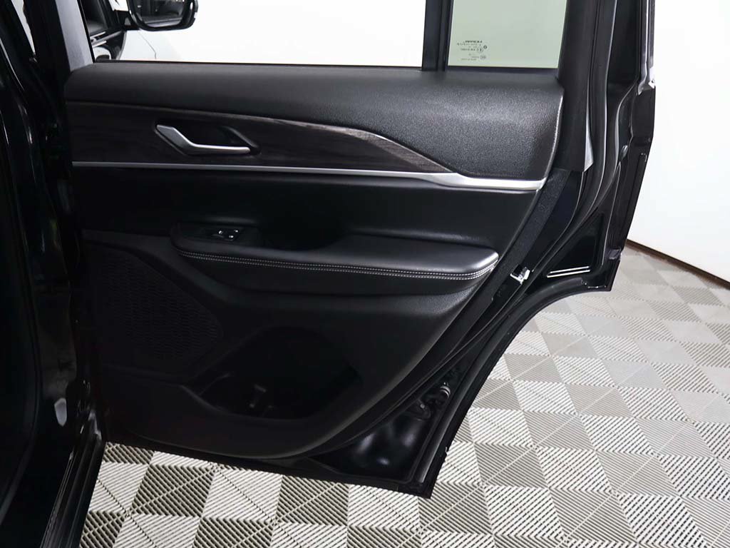 Used 2023 Jeep Grand Cherokee Limited AWD/4WD image 27