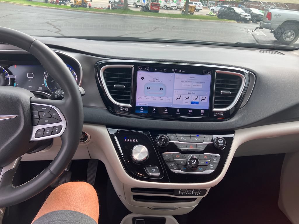 Used 2024 Chrysler Pacifica Touring-L FWD image 19