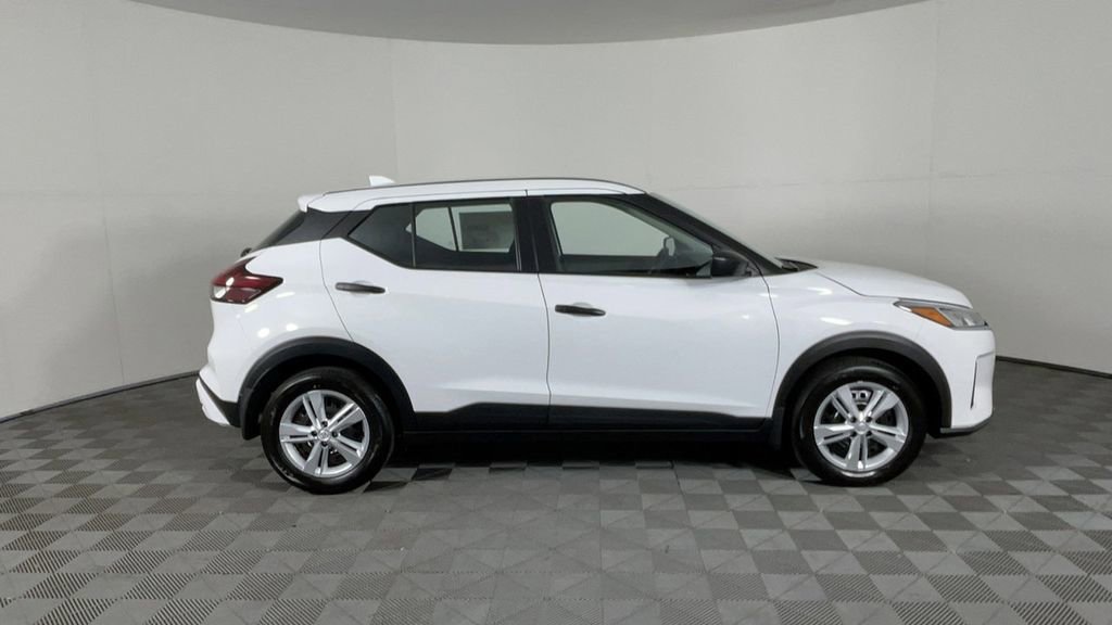 New 2025 Nissan Kicks Play S image 3
