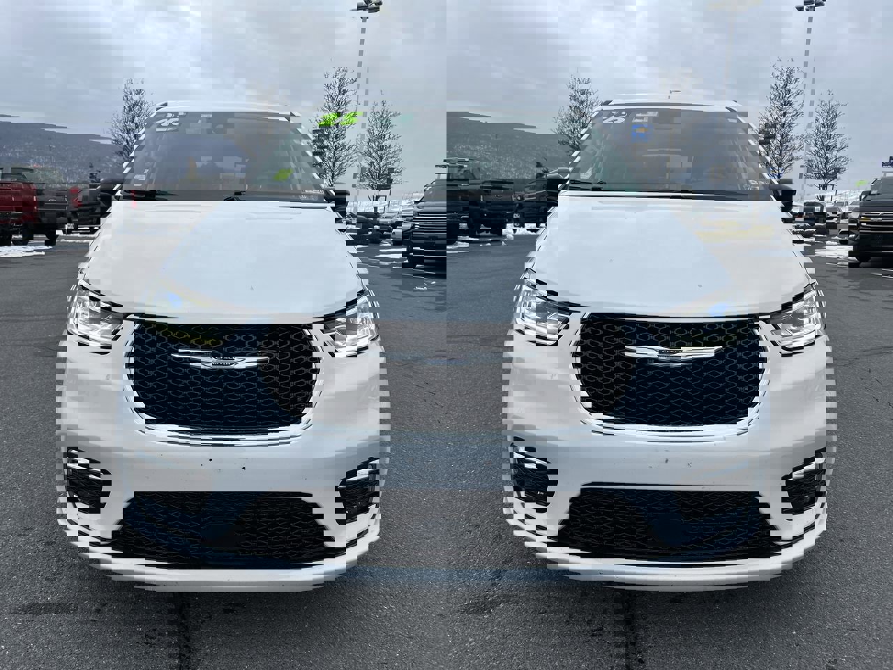 Used 2024 Chrysler Pacifica Touring-L image 11