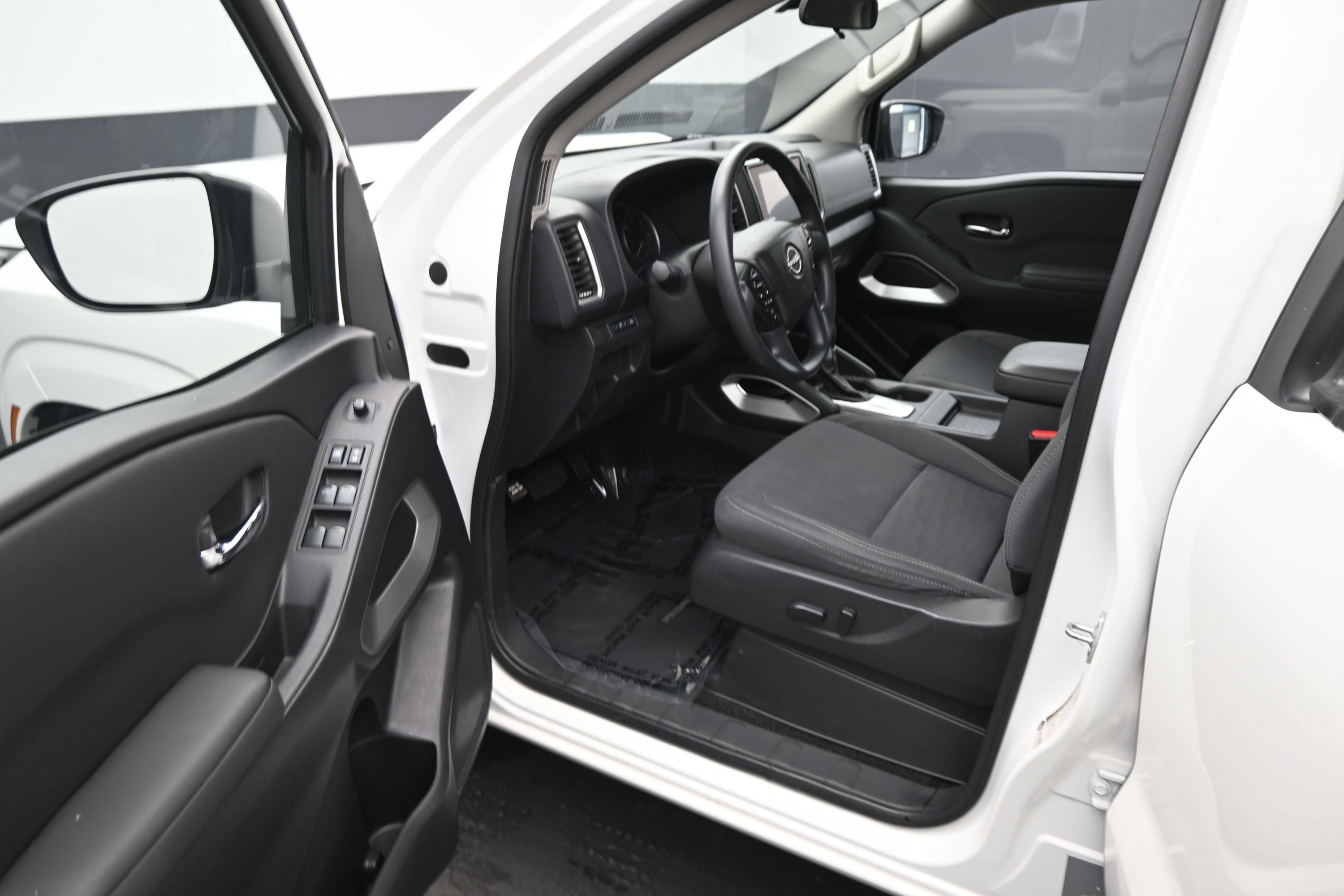 Used 2024 Nissan Frontier SV RWD image 11