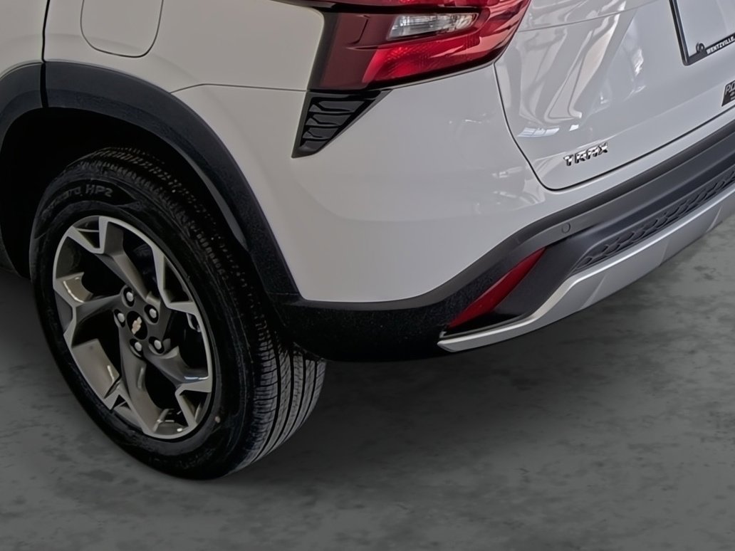 Used 2025 Chevrolet Trax LT w/ Driver Confidence Package image 9