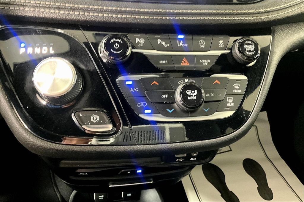 Used 2020 Chrysler Pacifica Limited w/ Advanced Safetytec Group FWD image 34