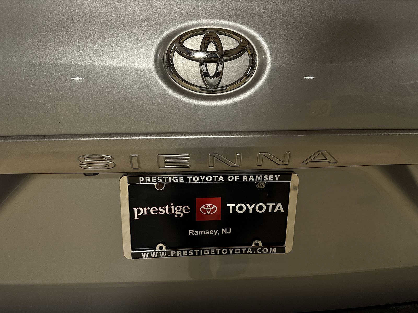 Used 2011 Toyota Sienna XLE image 27