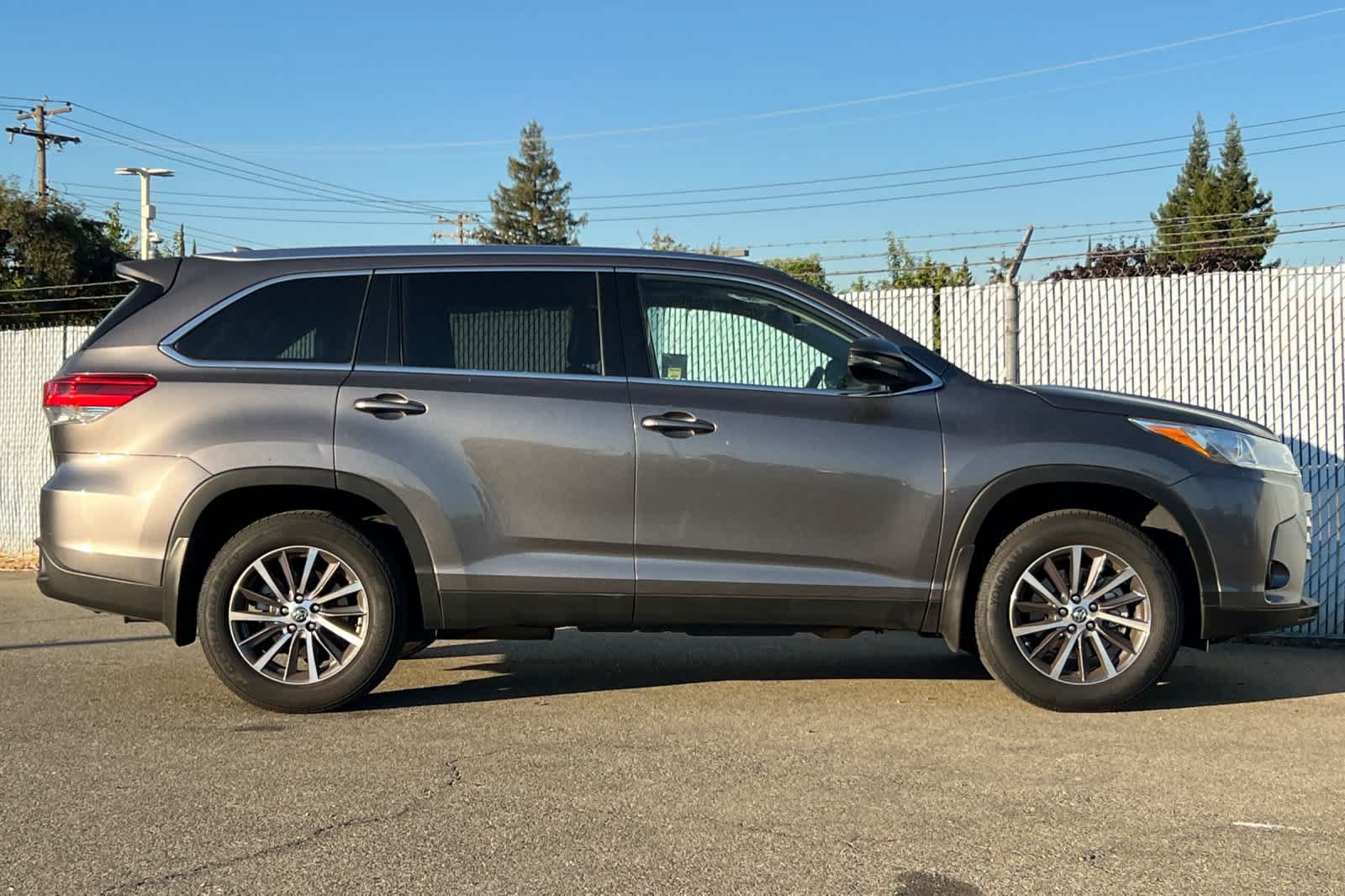 Used 2019 Toyota Highlander XLE AWD/4WD image 6