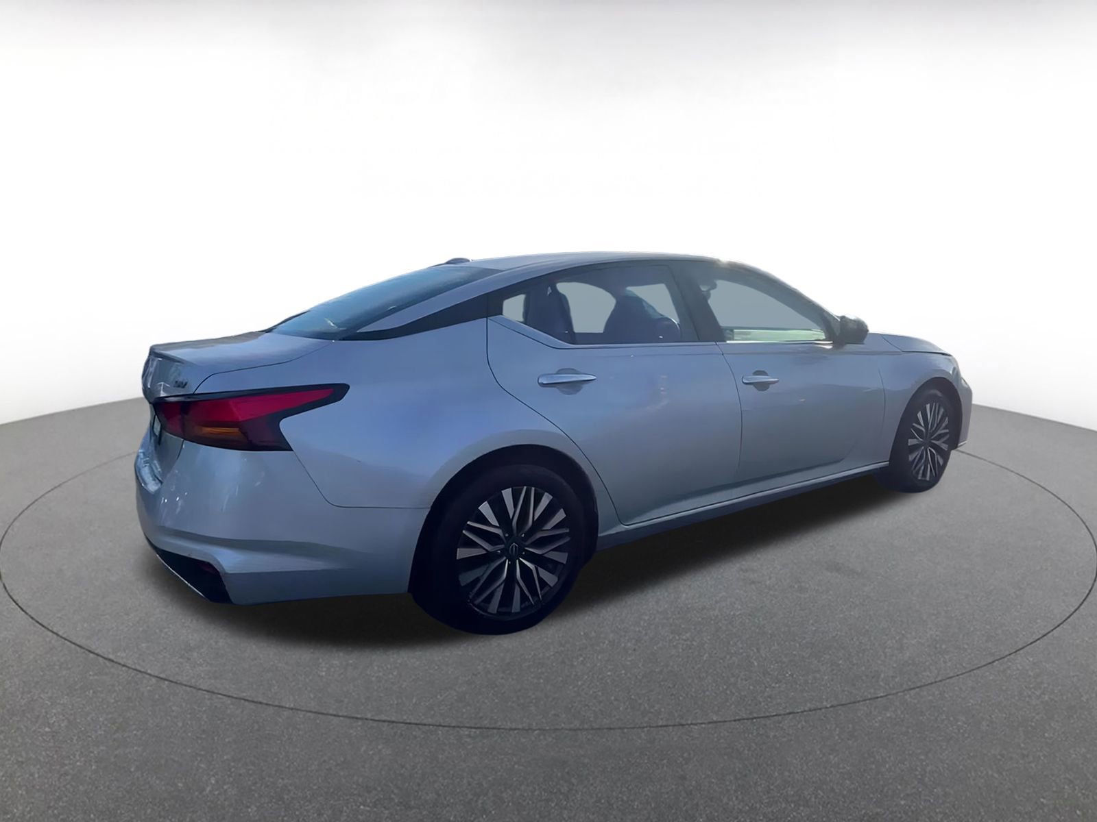 Used 2024 Nissan Altima 2.5 SV image 14