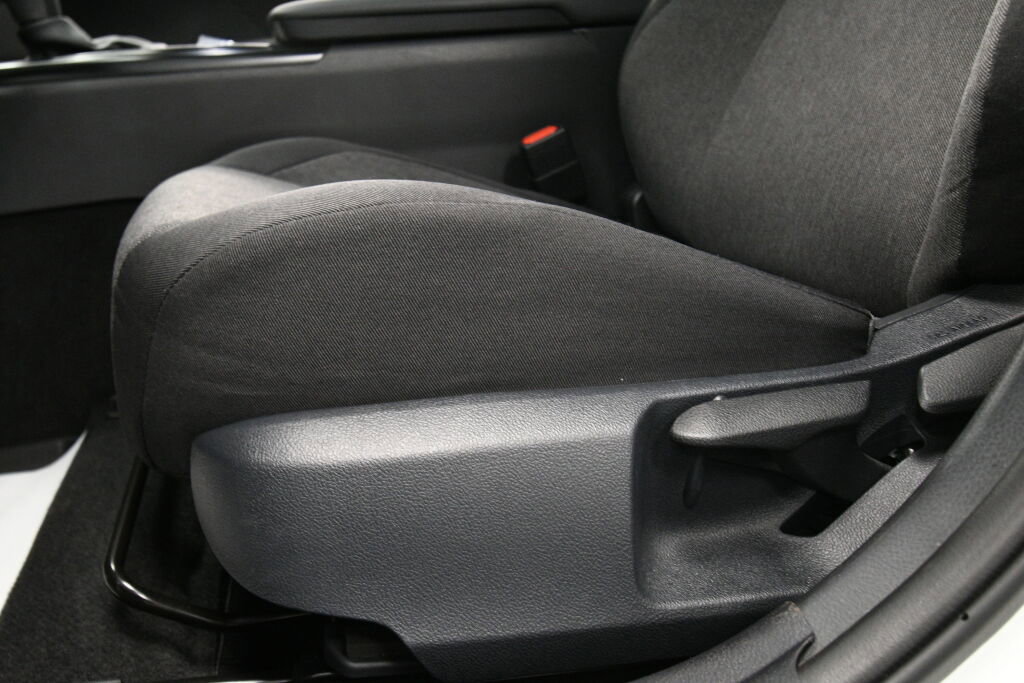 Used 2025 Toyota Camry LE image 10