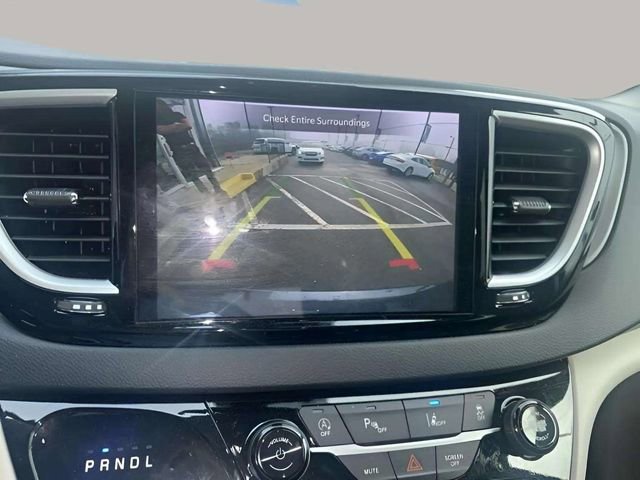 Used 2023 Chrysler Pacifica Touring-L image 12