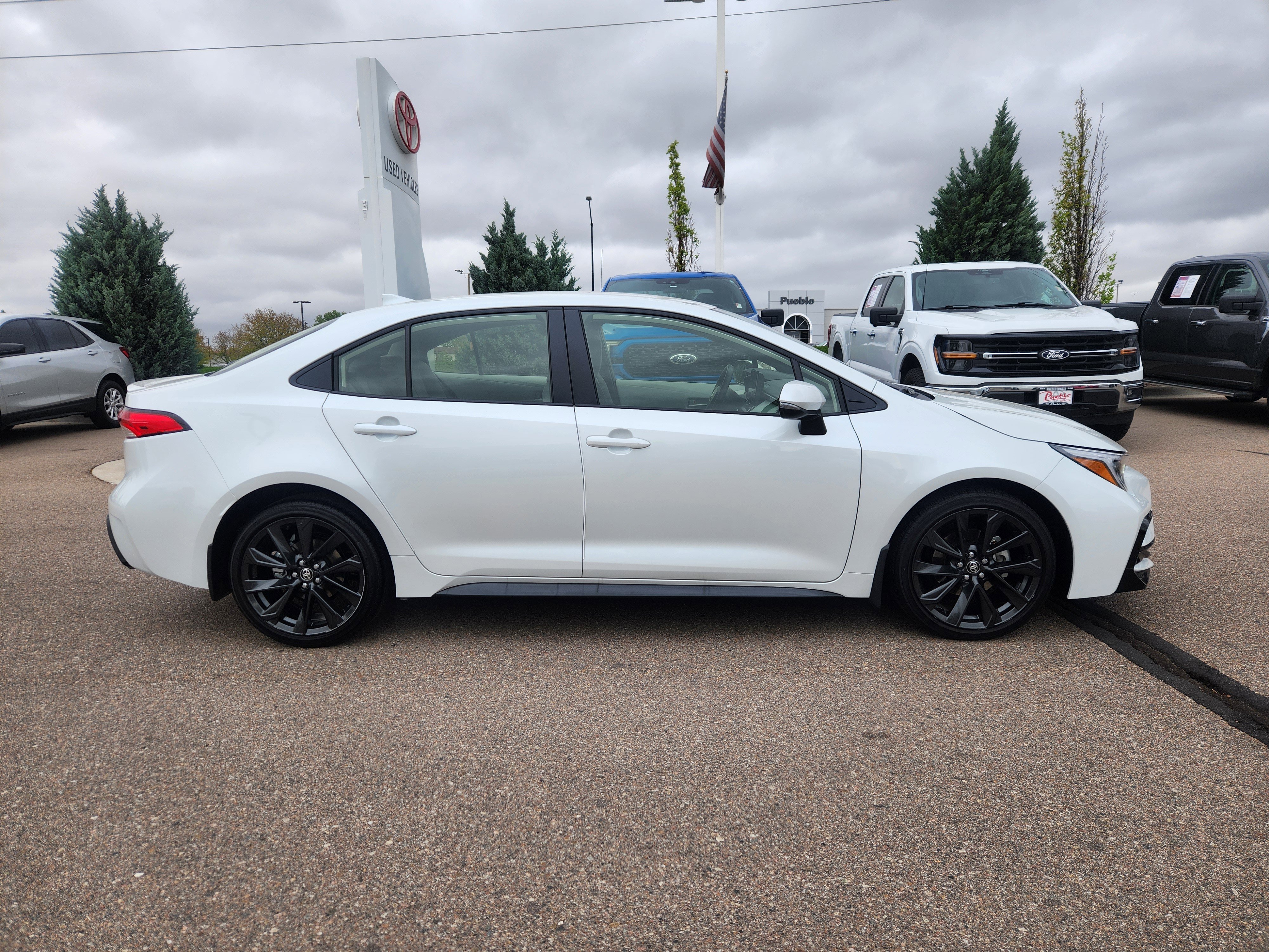 Used 2023 Toyota Corolla SE FWD image 2