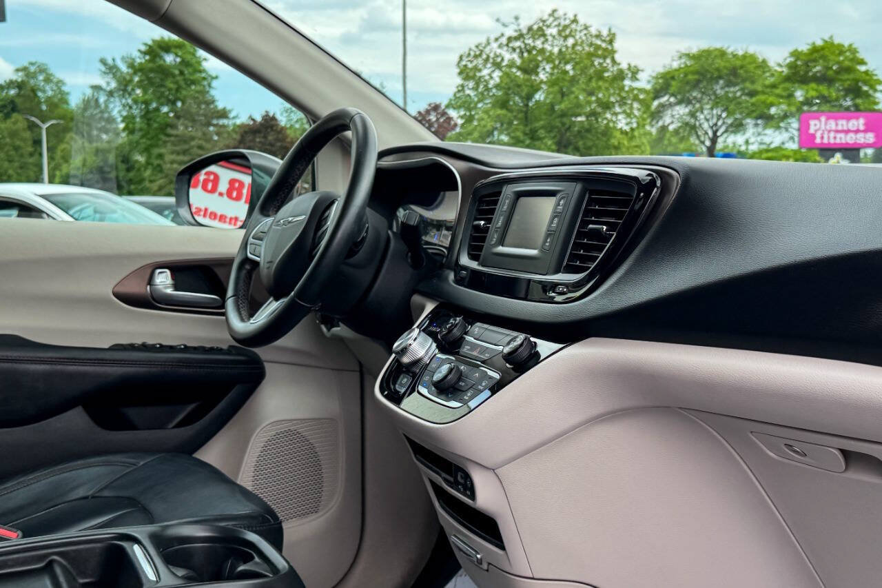 Used 2017 Chrysler Pacifica Touring-L FWD image 11