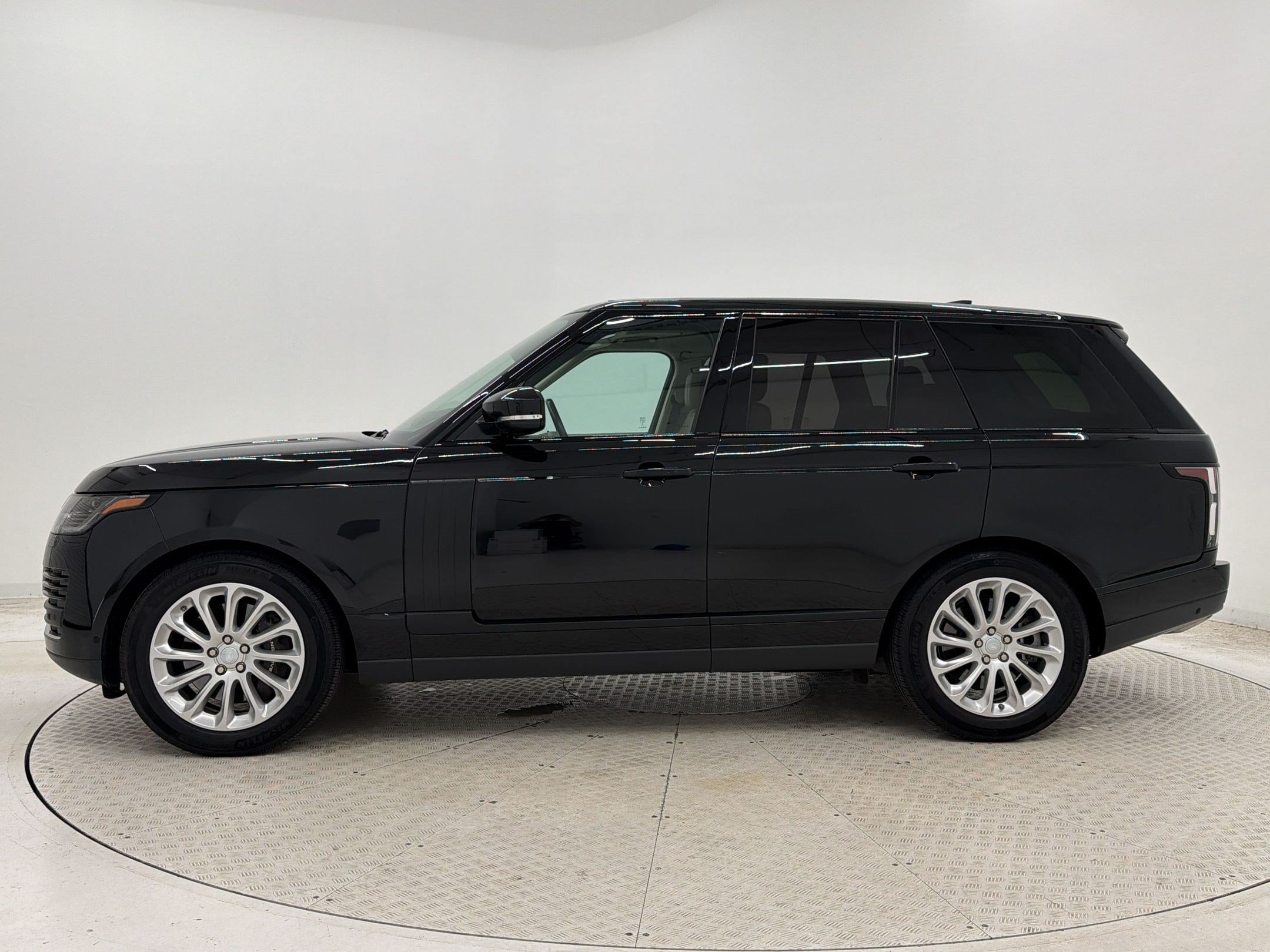 Used 2019 Land Rover Range Rover HSE AWD/4WD image 2