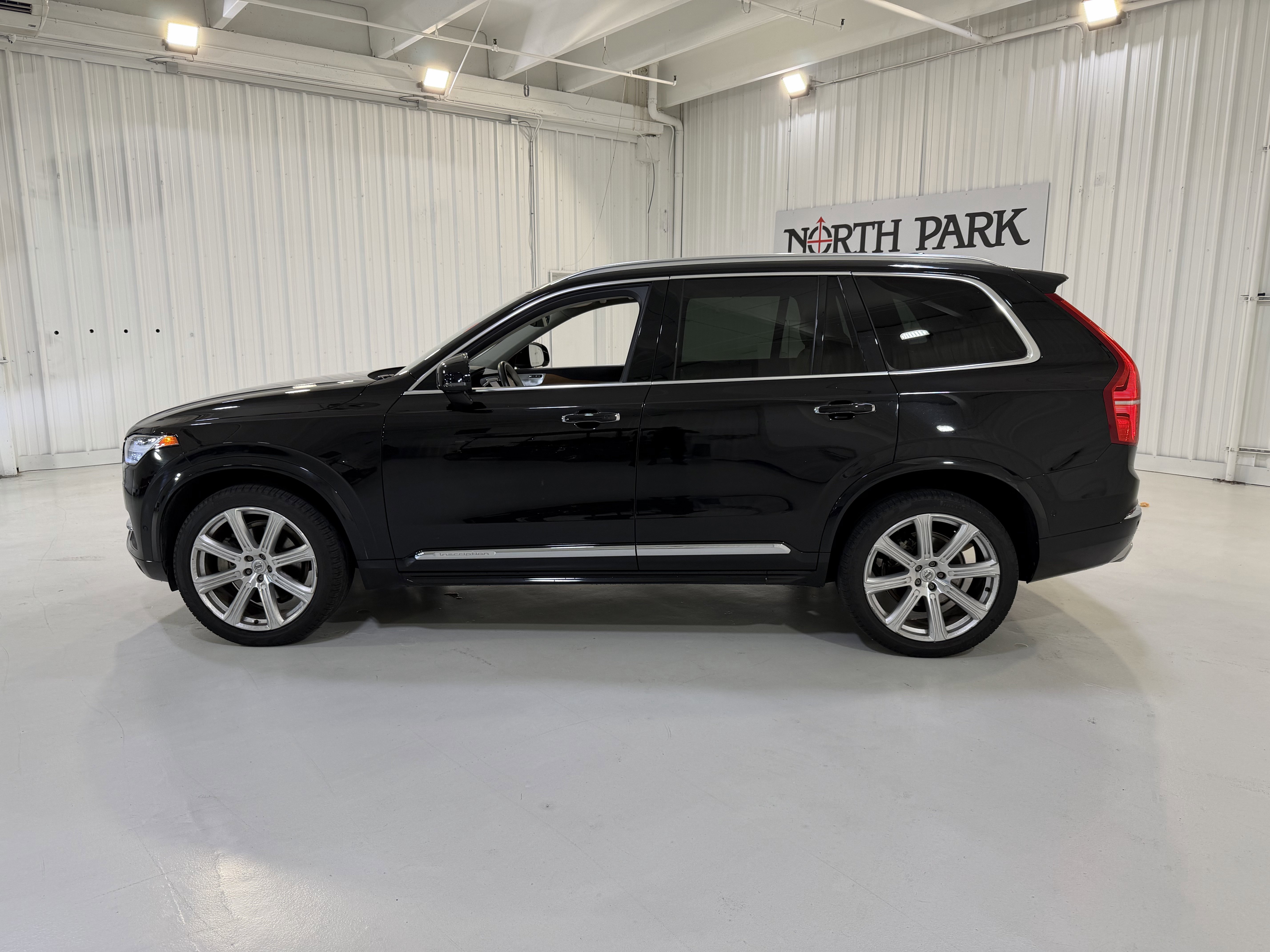 Used 2016 Volvo XC90 T6 Inscription w/ Vision Package AWD/4WD image 2