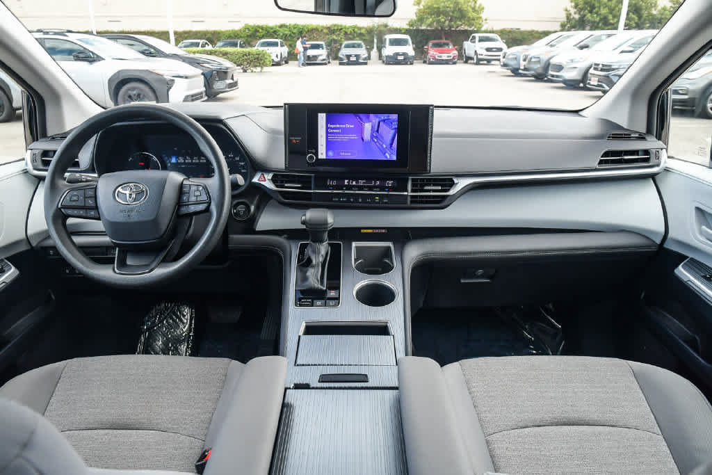Used 2025 Toyota Sienna LE FWD image 15