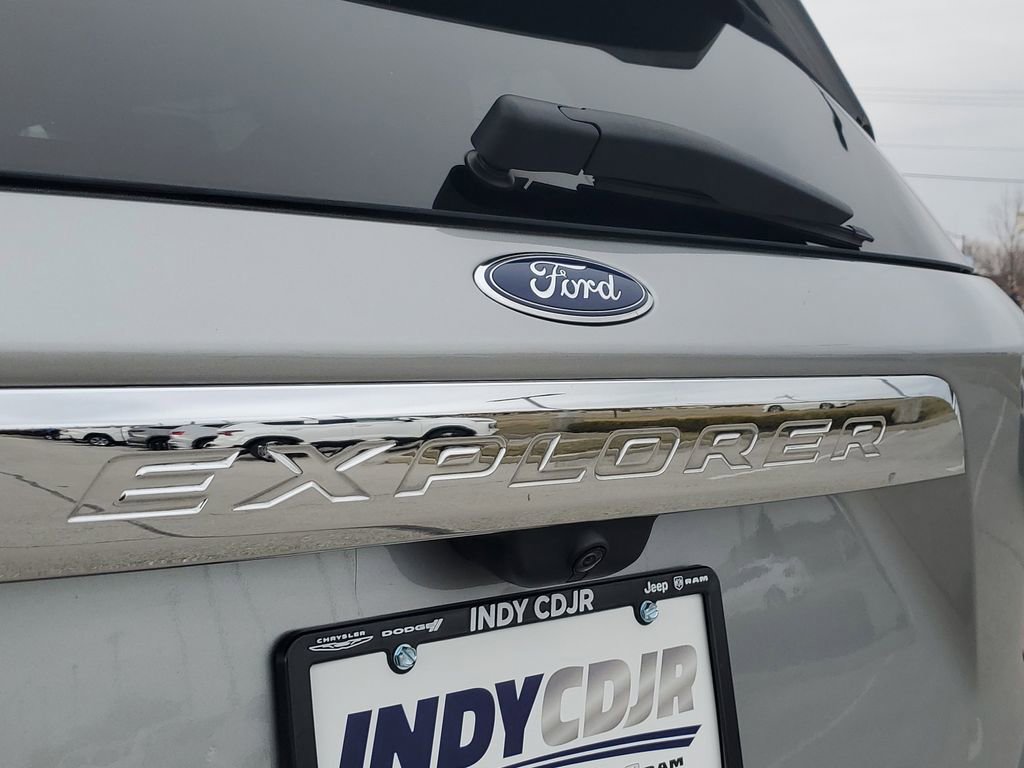 Used 2023 Ford Explorer XLT w/ Equipment Group 202A image 8