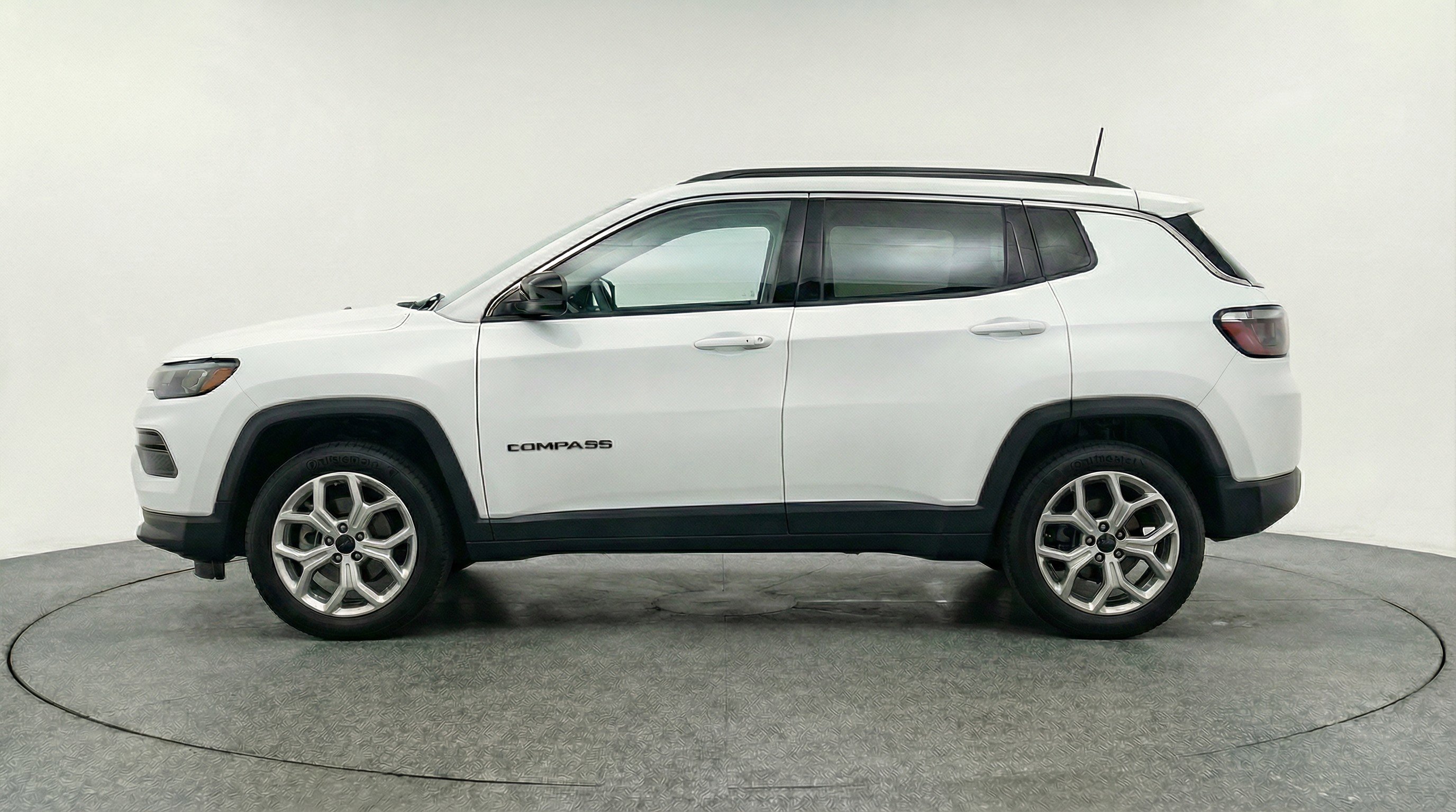 Used 2025 Jeep Compass Latitude image 5