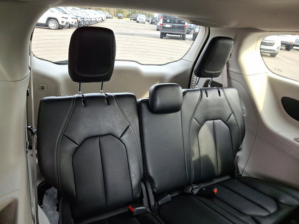 Used 2024 Chrysler Pacifica Touring-L image 15