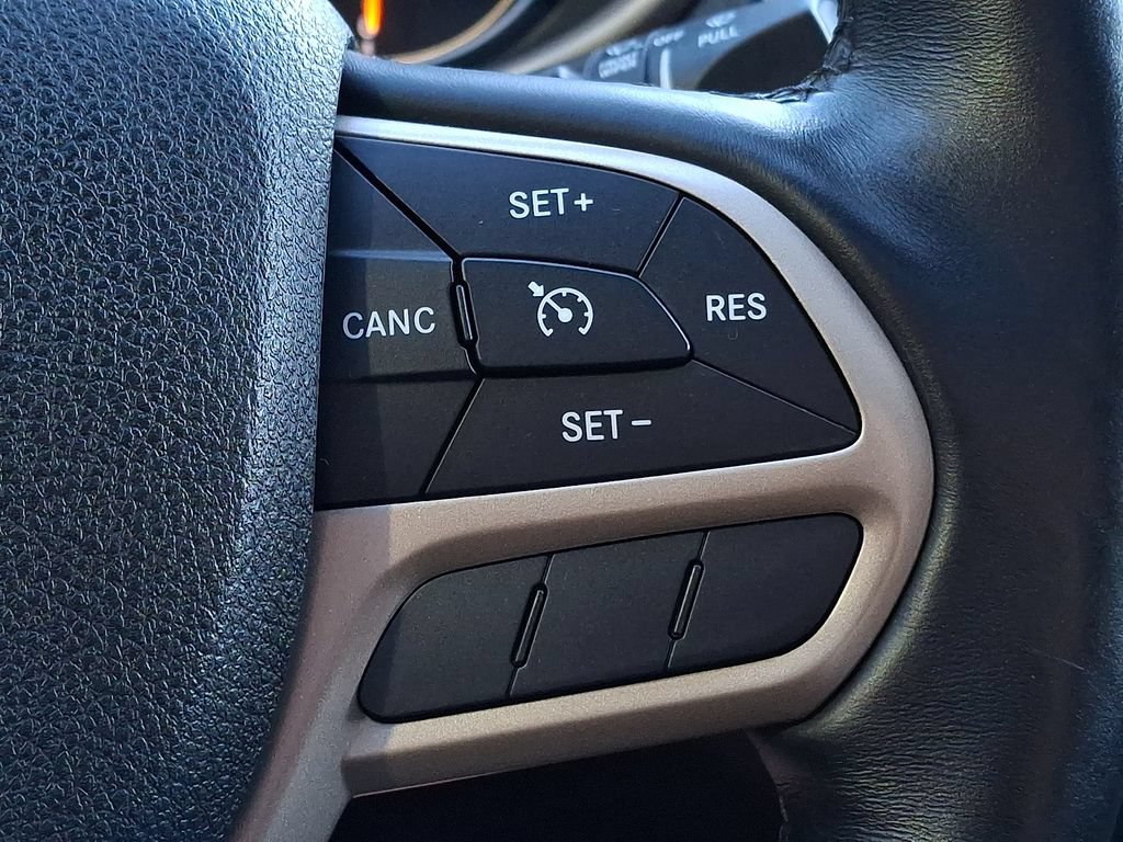 Used 2017 Jeep Cherokee Latitude w/ Comfort/Convenience Group AWD/4WD image 18