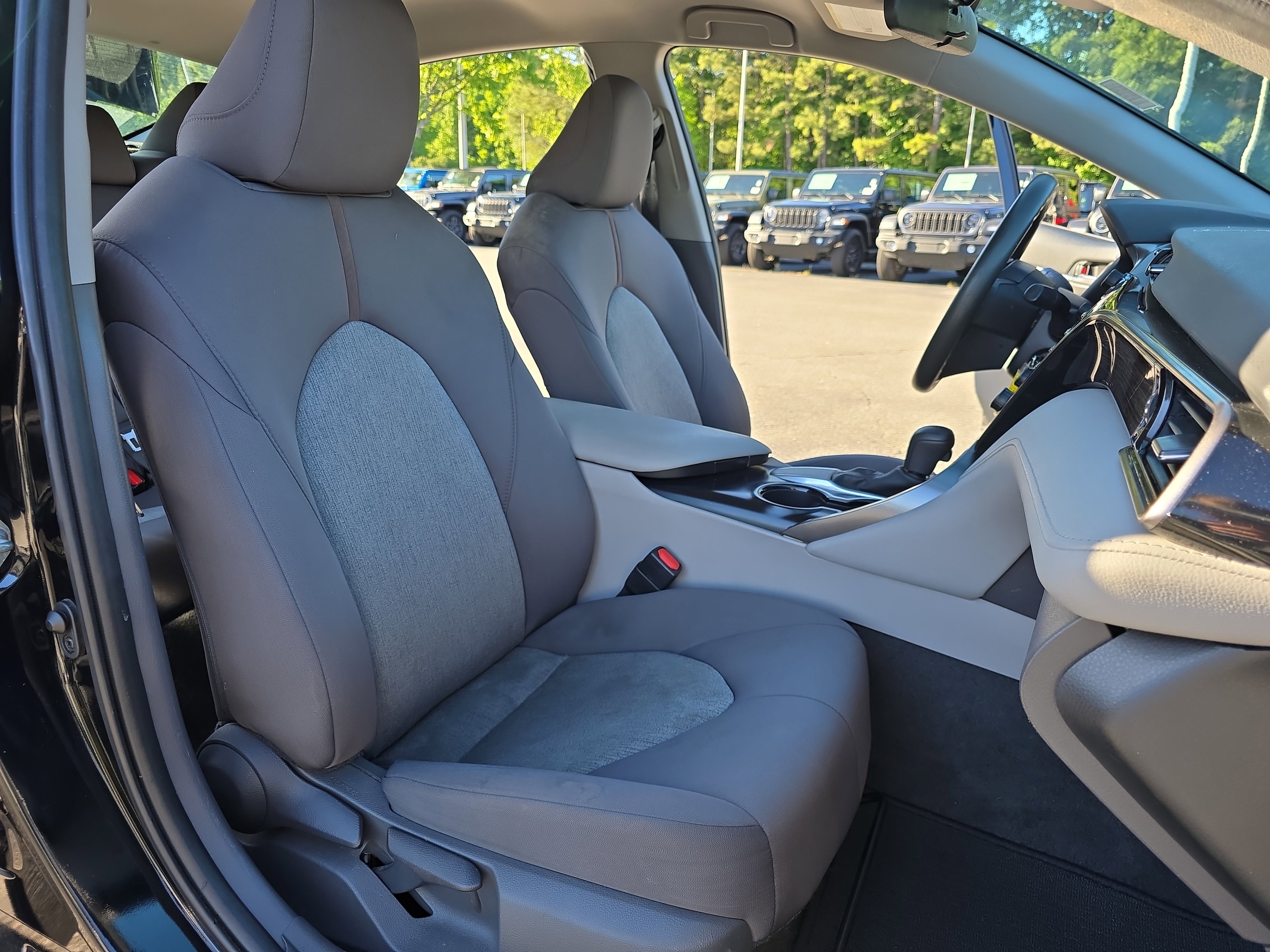 Used 2020 Toyota Camry LE FWD image 10