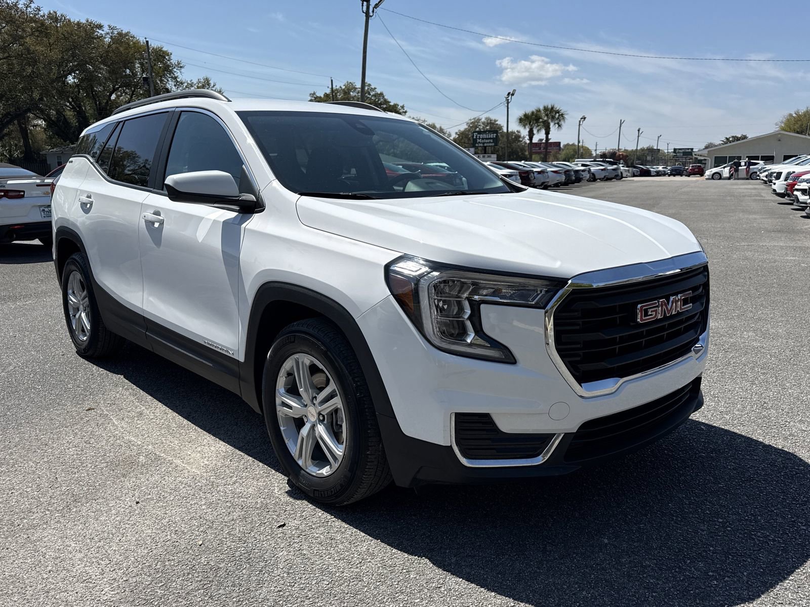 Used 2024 GMC Terrain SLE w/ Driver Convenience Package FWD image 7