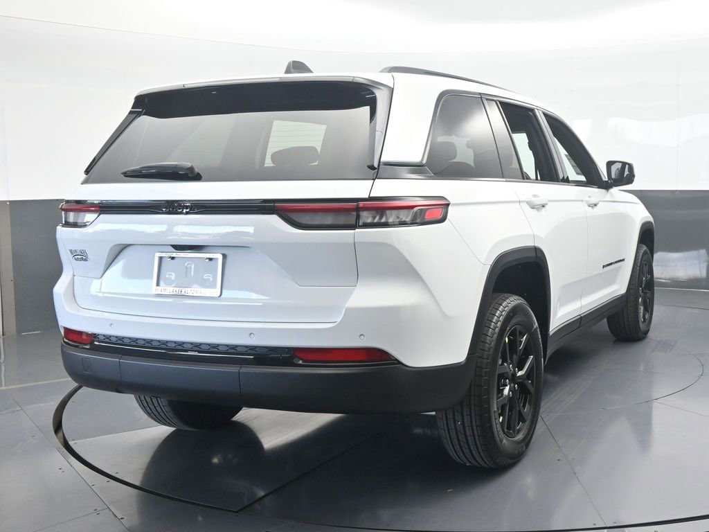 Used 2025 Jeep Grand Cherokee Altitude RWD image 5
