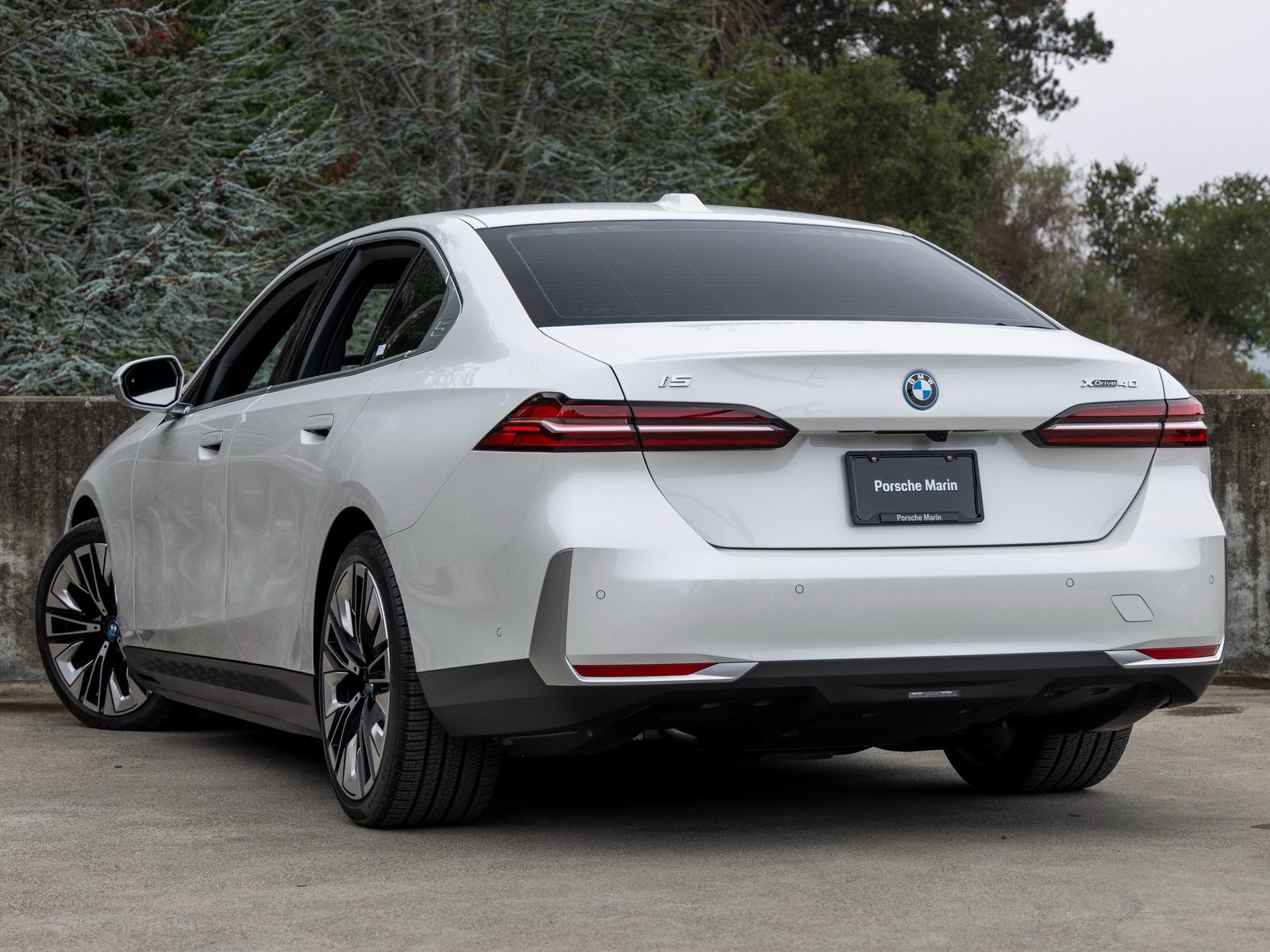 Used 2025 BMW i5 xDrive40 w/ Premium Package image 3