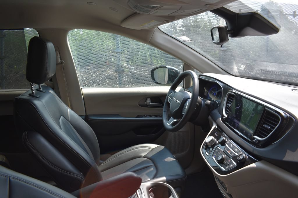 Used 2024 Chrysler Pacifica Touring-L FWD image 20