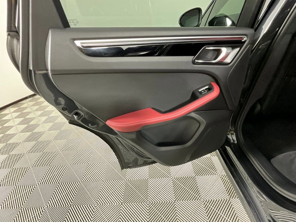 Used 2023 Porsche Macan Turbo image 24