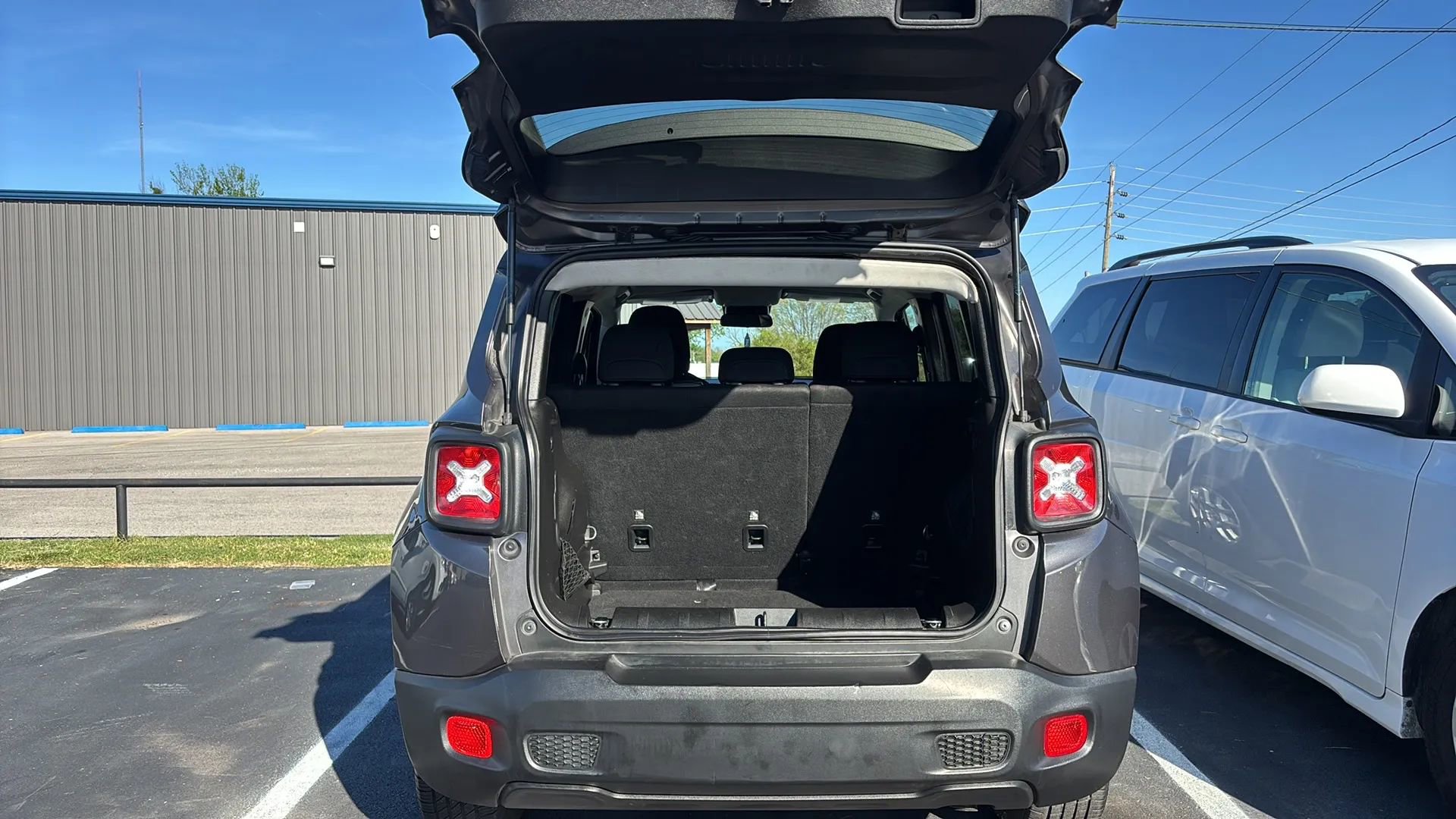 Used 2019 Jeep Renegade Latitude AWD/4WD image 18