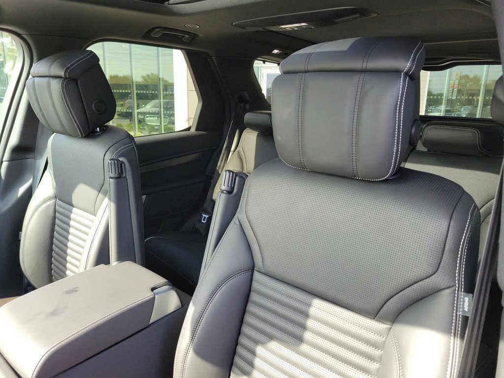 New 2025 Land Rover Discovery Metropolitan Edition AWD/4WD image 25