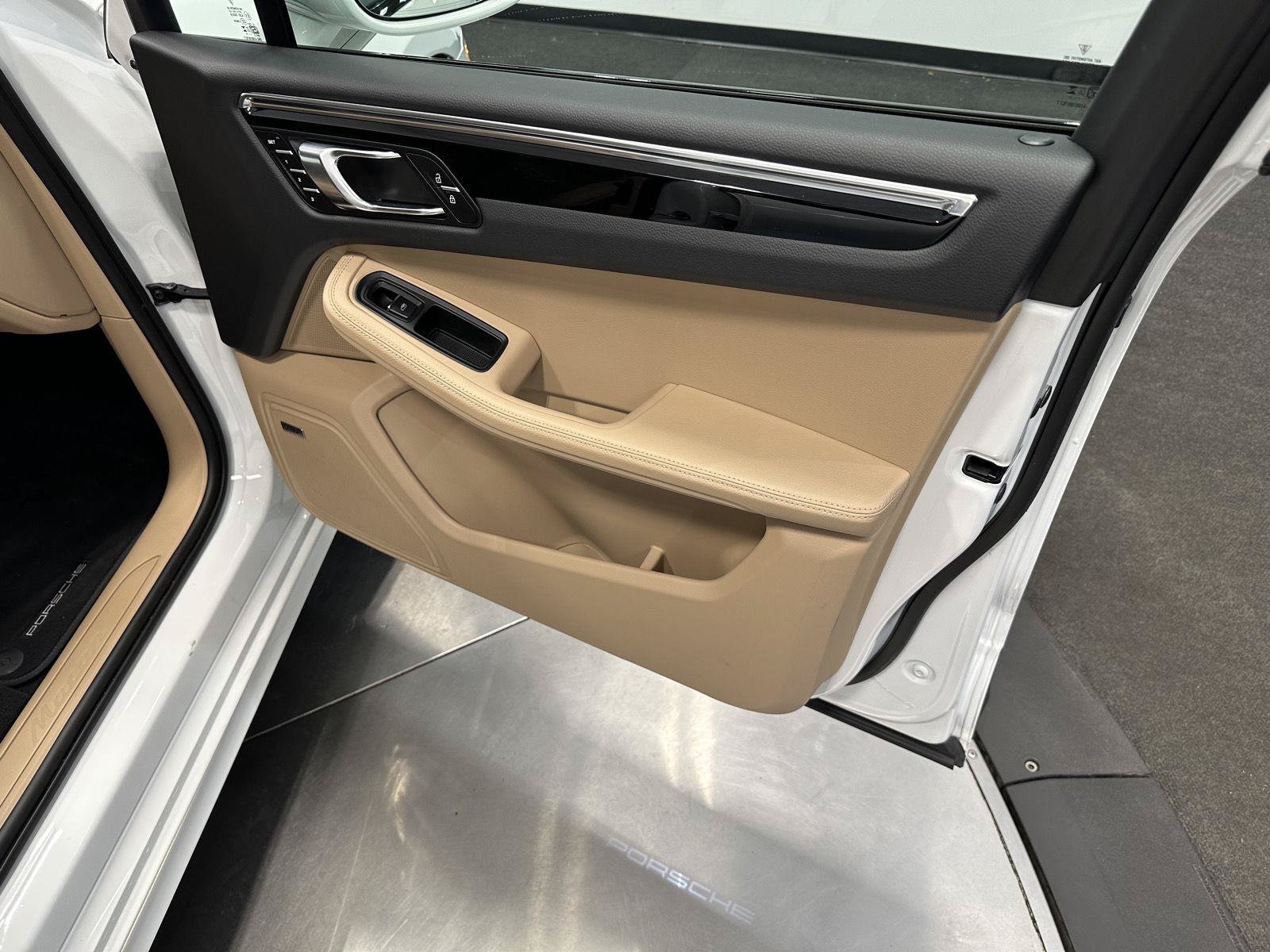 Certified 2025 Porsche Macan AWD/4WD image 42