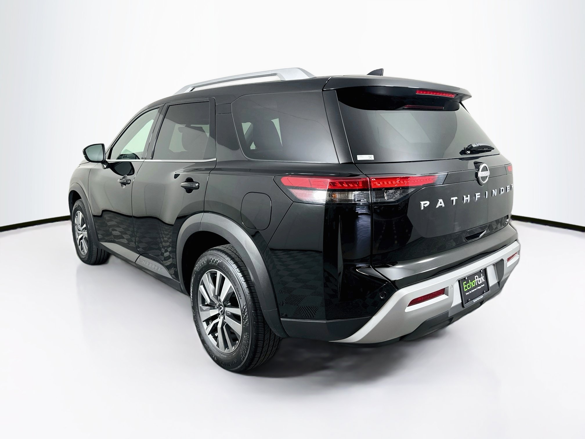 Used 2025 Nissan Pathfinder SL FWD image 5