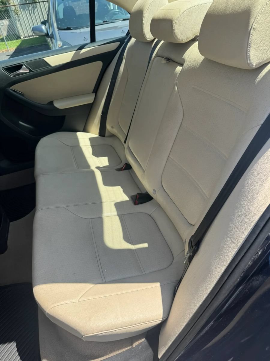 Used 2011 Volkswagen Jetta SE FWD image 8