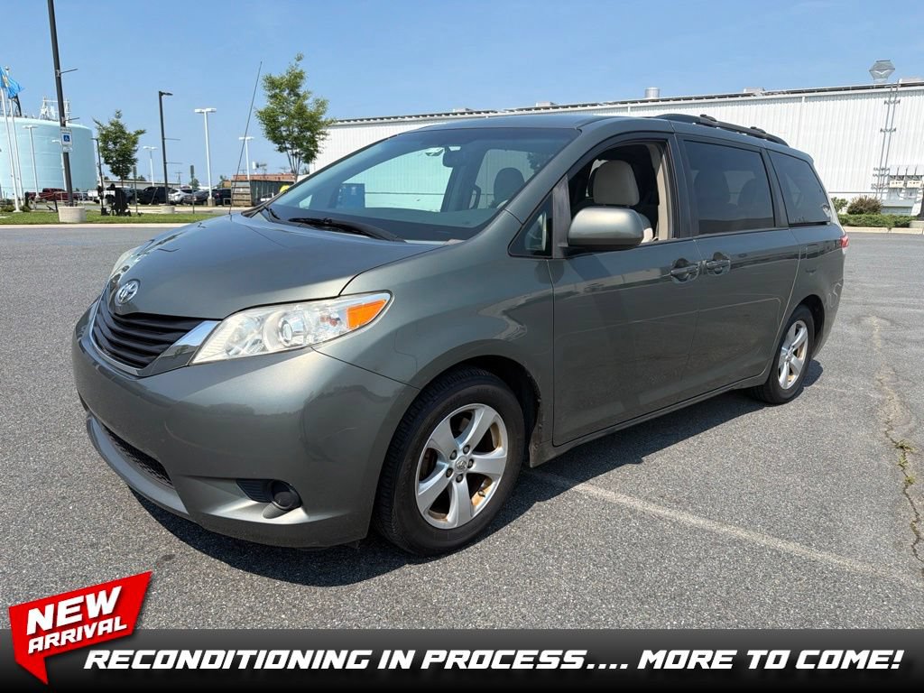 Used 2014 Toyota Sienna LE FWD image 1