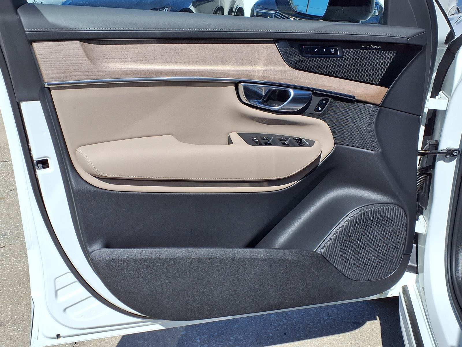 New 2026 Volvo XC90 B6 Ultra w/ Protection Package Premier AWD/4WD image 14