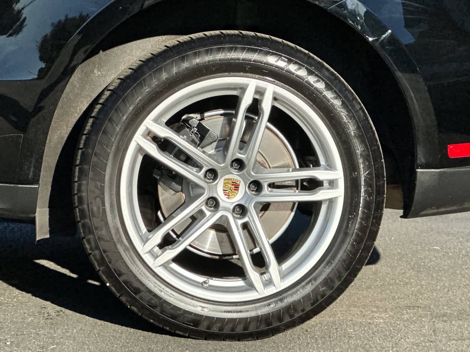 Certified 2025 Porsche Macan AWD/4WD image 30