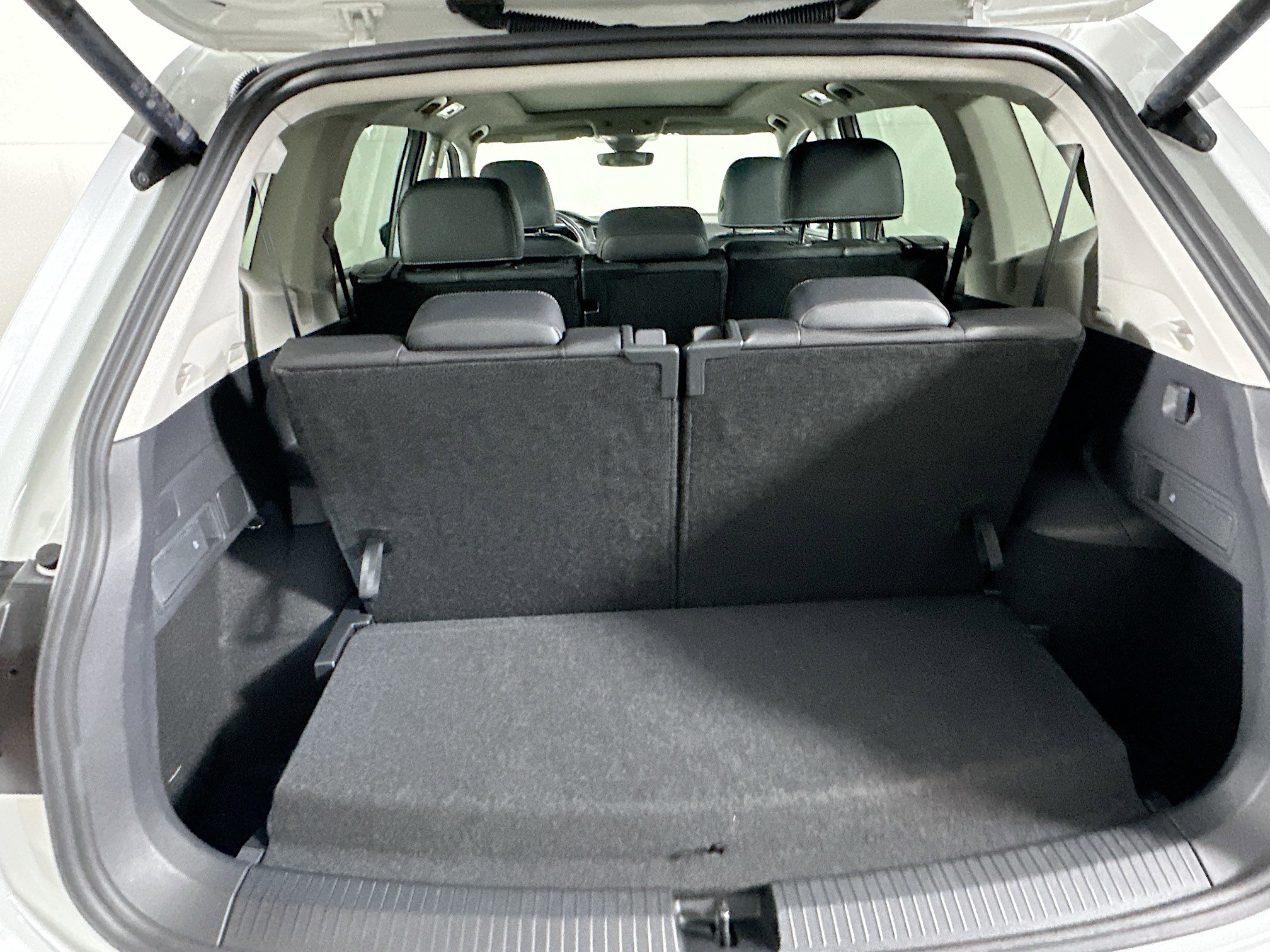 Used 2024 Volkswagen Tiguan SE image 25