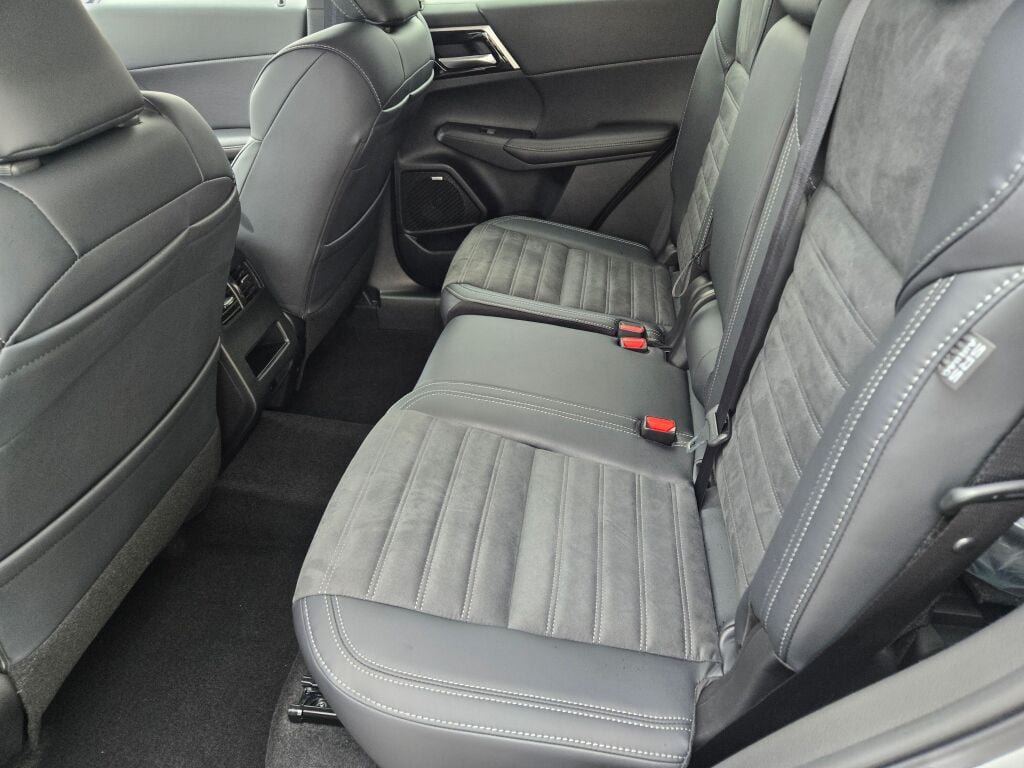 New 2026 Mitsubishi Outlander SE AWD/4WD image 12