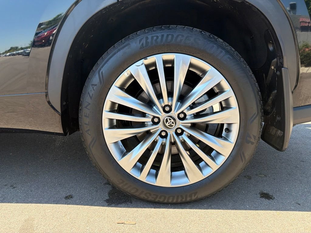Used 2025 Toyota Highlander Platinum AWD/4WD image 36