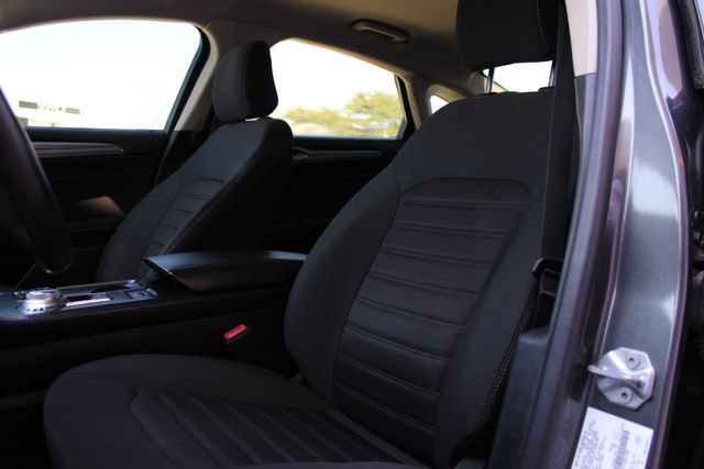 Used 2020 Ford Fusion SE FWD image 18