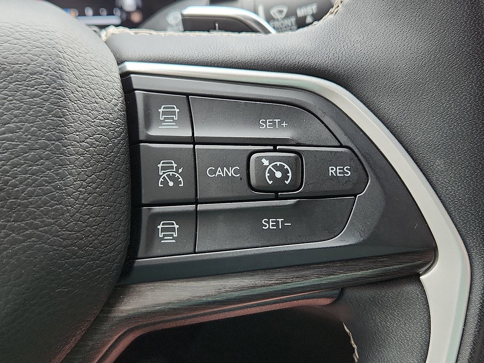 Used 2023 Jeep Grand Cherokee Limited AWD/4WD image 17