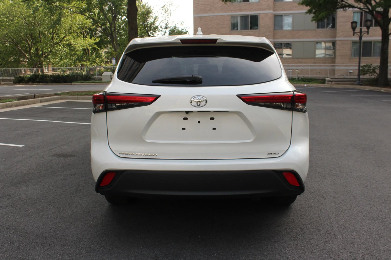 Used 2020 Toyota Highlander L AWD/4WD image 8