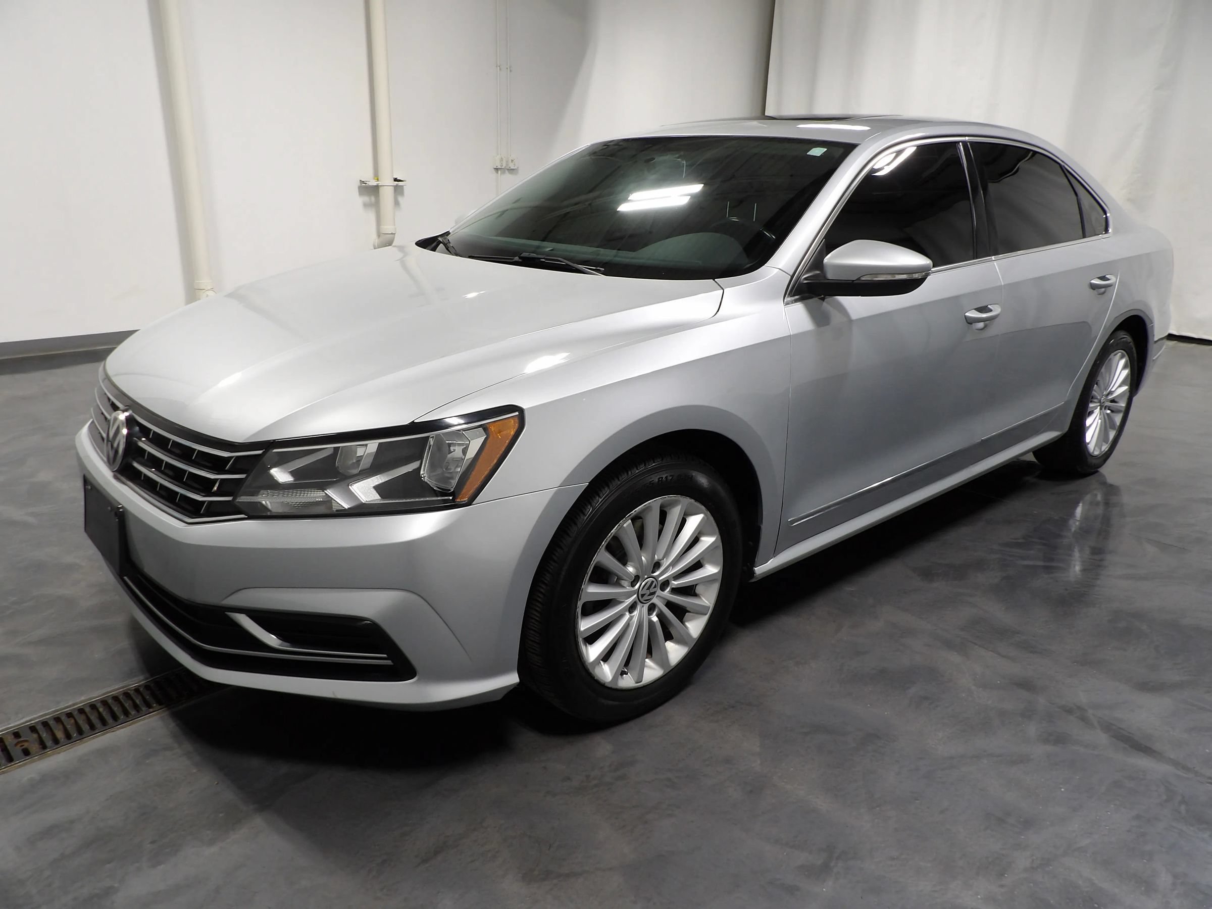 Used 2016 Volkswagen Passat 1.8T SE FWD image 3