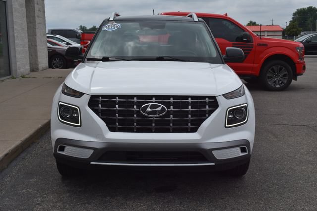 Used 2025 Hyundai Venue Limited FWD image 9