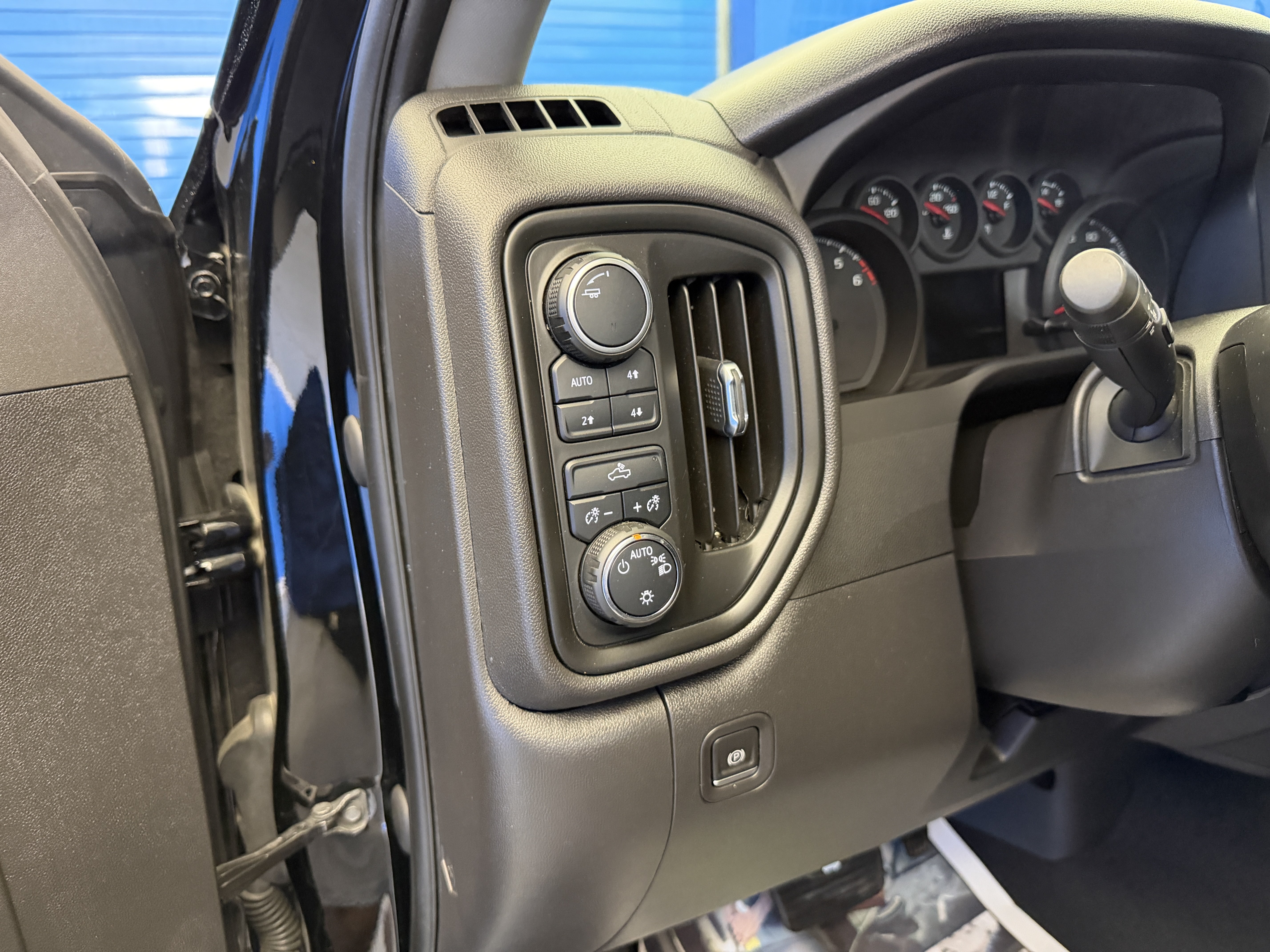 Used 2022 Chevrolet Silverado 1500 Custom Trail Boss AWD/4WD image 14