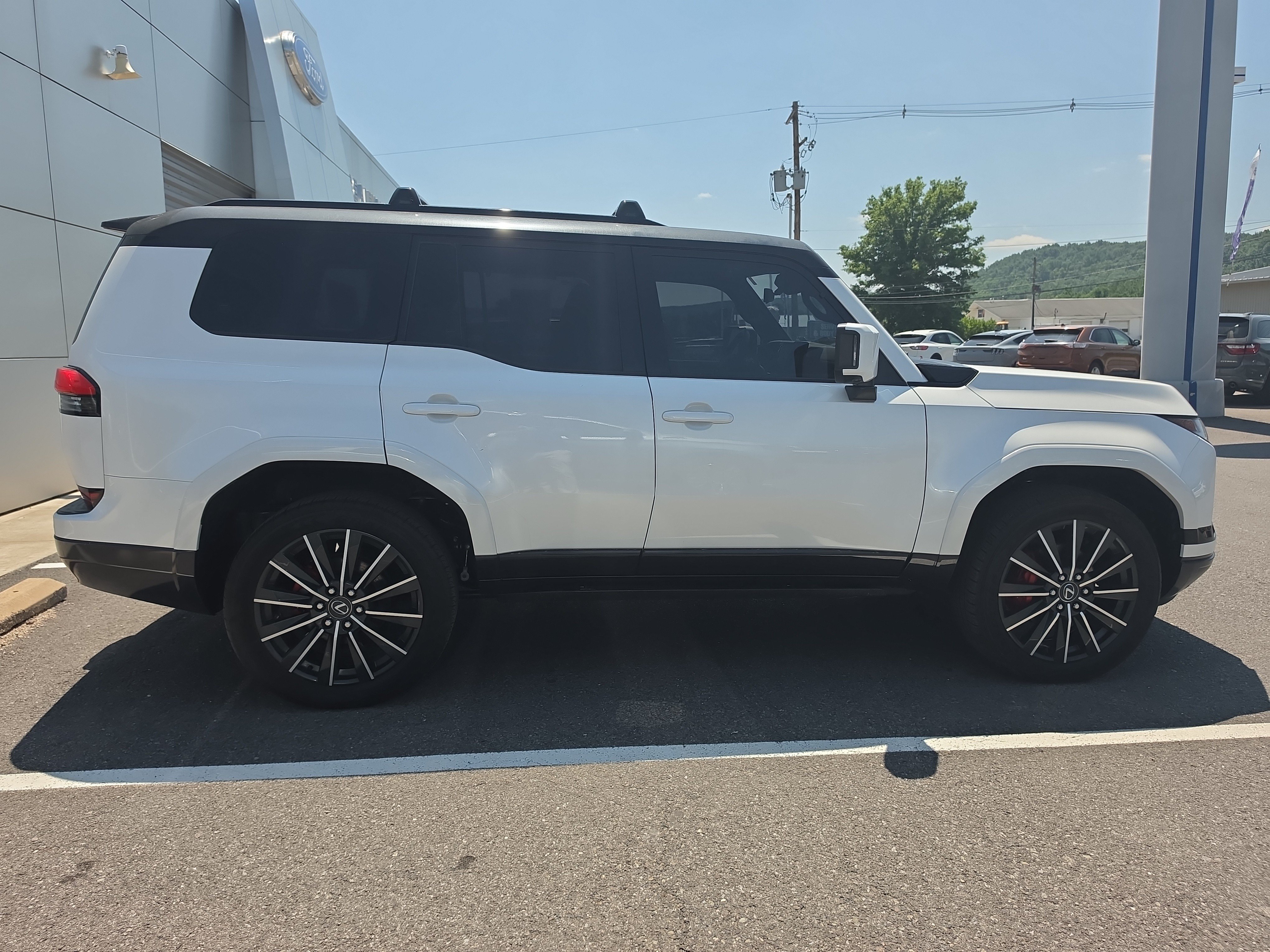 Used 2024 Lexus GX 550 AWD/4WD image 2
