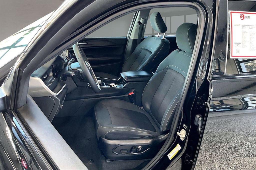 Used 2023 Jeep Grand Cherokee Laredo w/ Luxury Tech Group I image 26