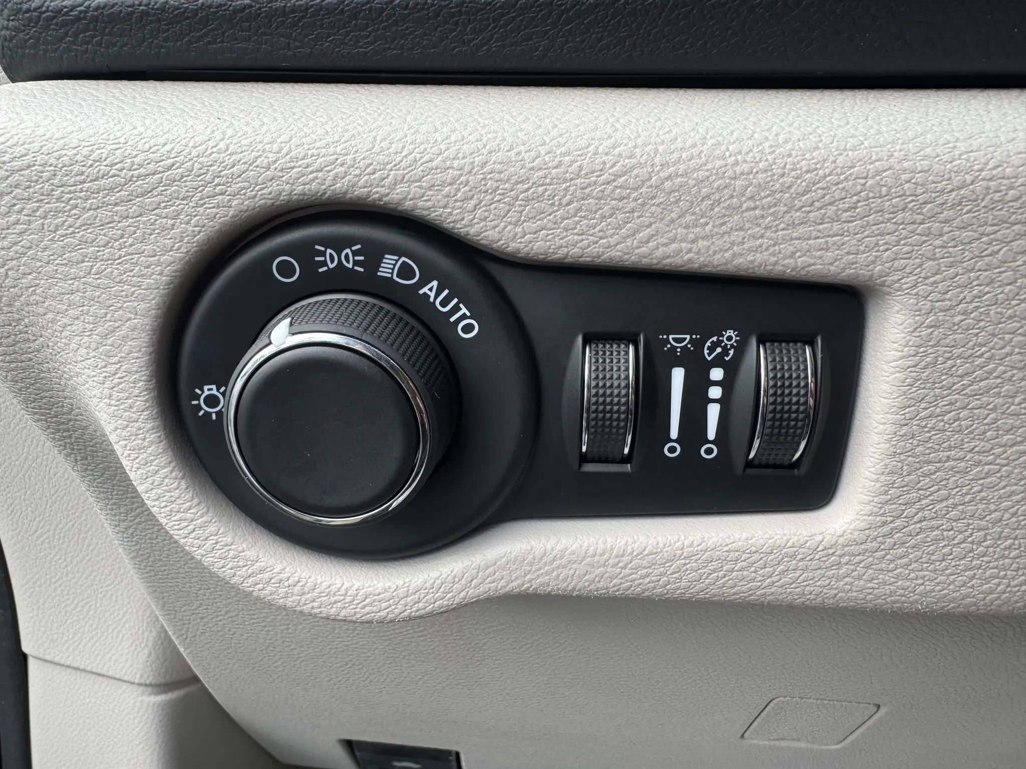 Used 2020 Chrysler Voyager Lxi image 16